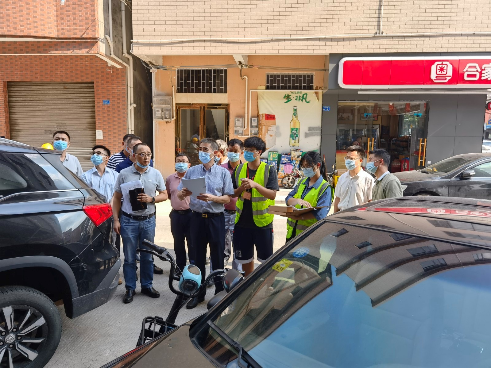 谢卫东局长在高埗自建房现场督导.jpg
