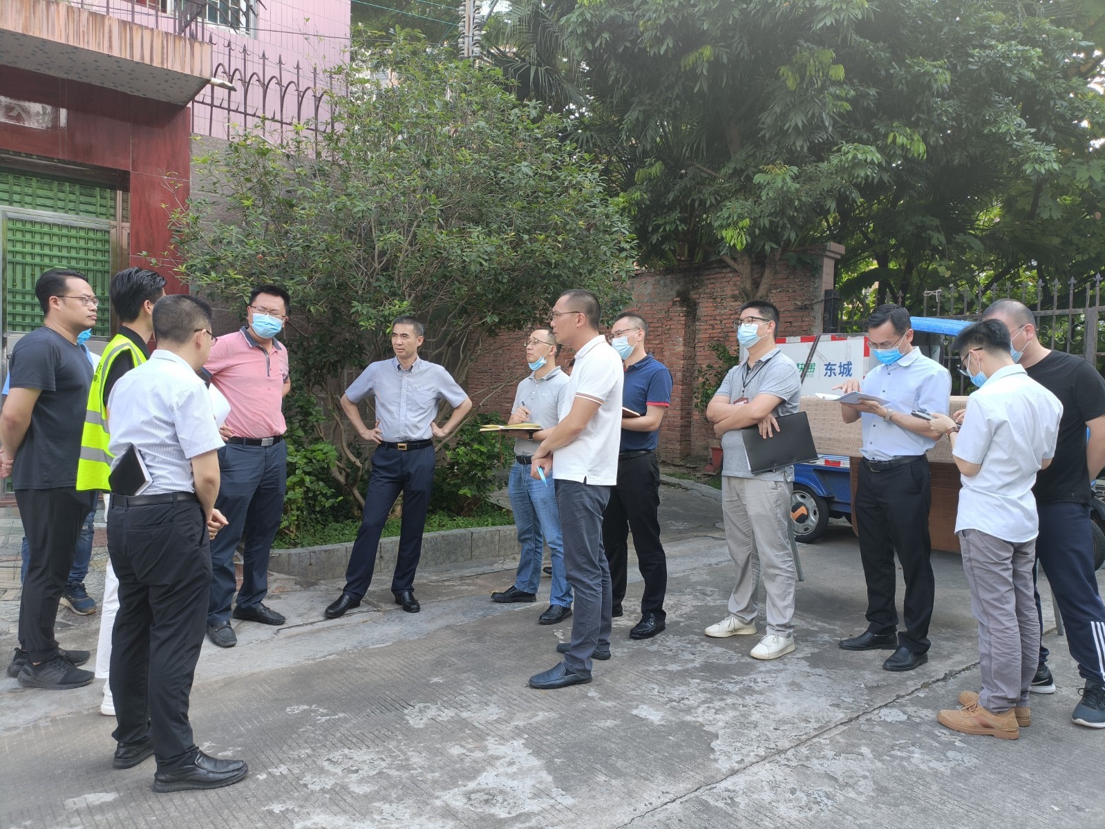 谢卫东局长在莞城自建房现场督导.jpg